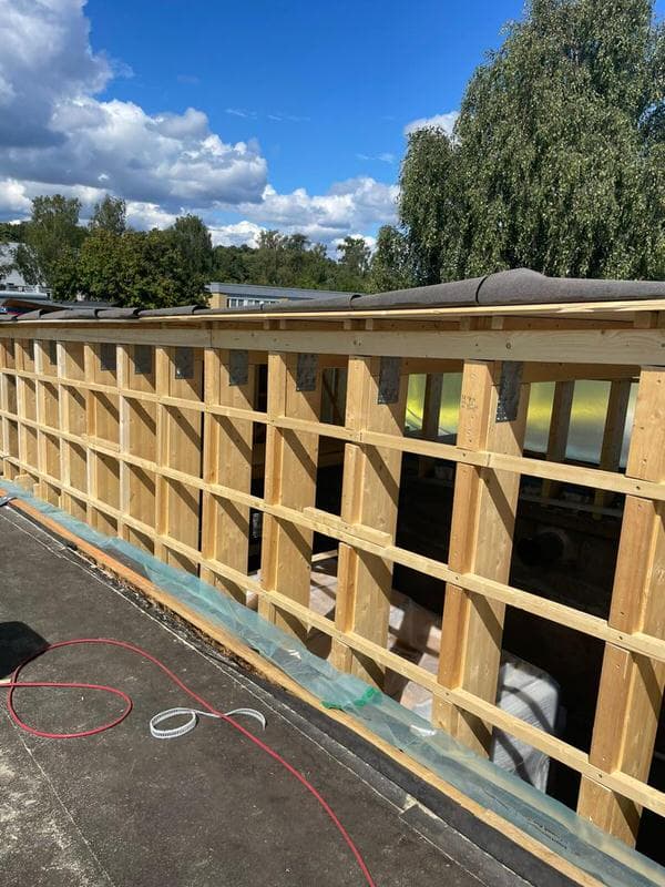 Takpåbyggnad med massiv träkonstruktion